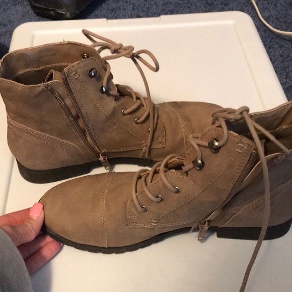 BOOTIESSS - Picture 2 of 2